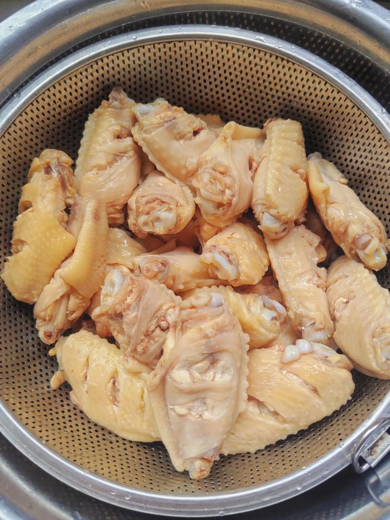 翅中是什么部位图片_烤炖炸选鸡翅中，炖煮优选鸡翅根