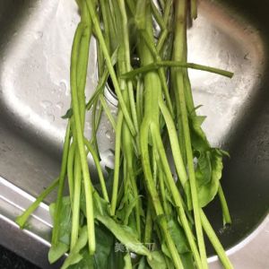 菠菜梗有咸味是怎么回事_菠菜梗炒后咸，因吸盐快且亚硝酸盐转化