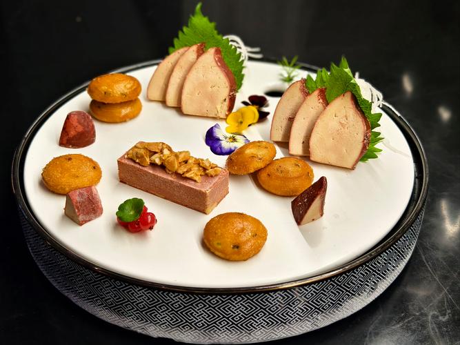 鹅肝酱一般配什么吃_鹅肝酱配苹果梨解腻，经典搭配面包，适合搭配甜酒