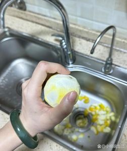 手上红薯汁液怎么洗掉_温水面粉搓洗，食用油辅助去污