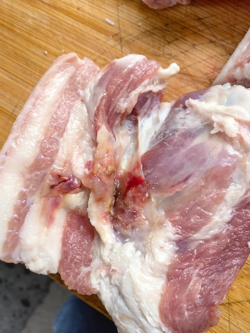 猪肉没熟透是什么样子_生猪肉口感差有风险，熟透判断看颜色触感气味