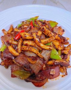 鱿鱼用开水焯几分钟_焯水10秒过冰水，变色即出锅！