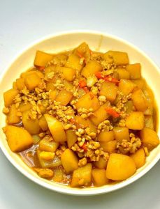 土豆烧肉的做法_番茄土豆烧肉，酸甜可口，做法简单易学