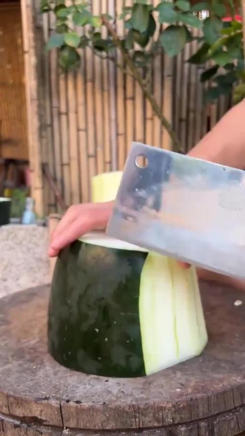 冬瓜怎么去皮图解_刷洗切割去皮，冬瓜芋头处理小窍门