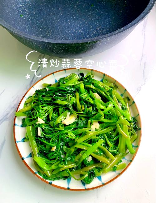 蒜蓉空心菜的做法_雨后蒜蓉空心菜，鲜嫩下饭！