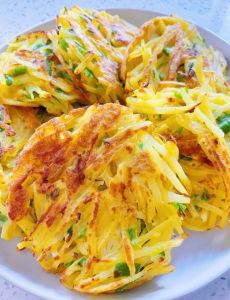 土豆丝饼家常做法_香煎土豆饼，盐胡椒灵魂，健康美味！
