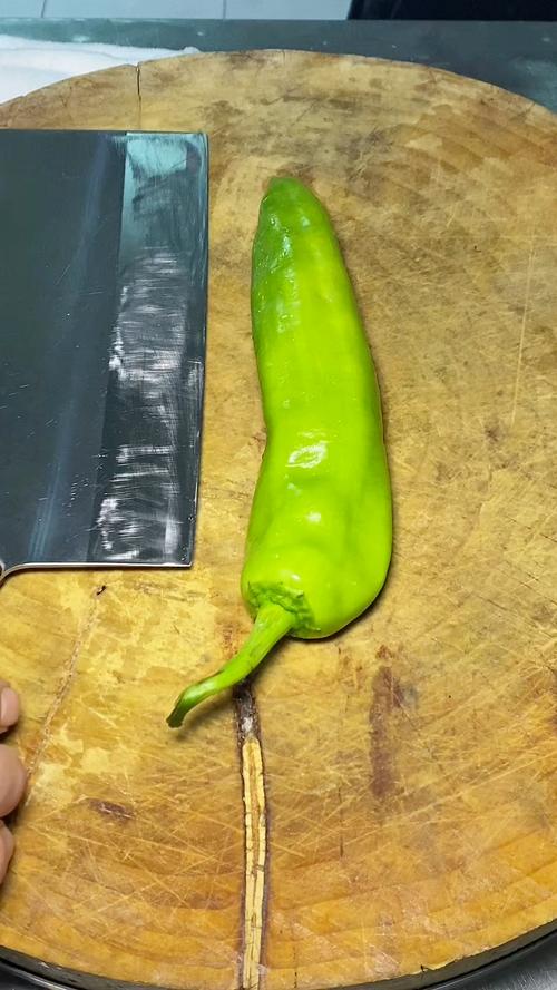 尖椒菱形块怎么切_切尖椒成菱形块，均匀又美观！