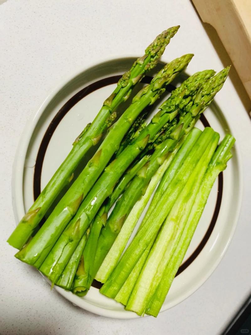 芦笋怎么去皮快好图解_轻手去皮，斜刀快炒，鲜嫩美味！