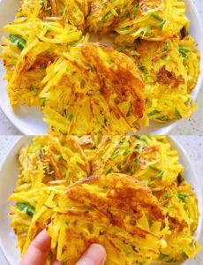 煎土豆丝饼的做法图解_家常土豆丝饼，金黄酥脆，美味简单！