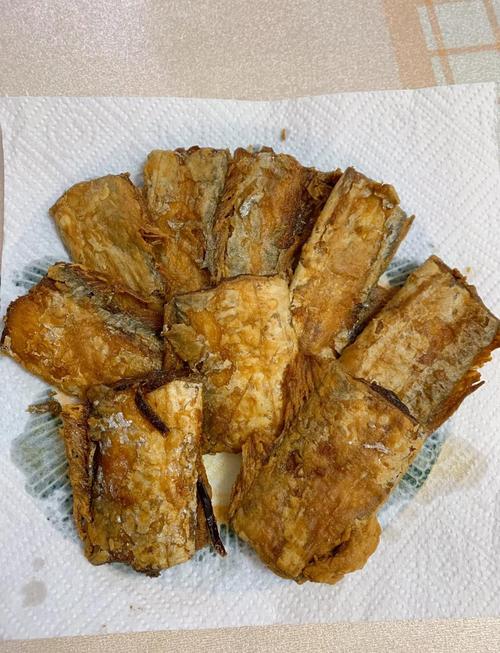 干炸带鱼的做法_葱姜腌带鱼，炸得香酥脆