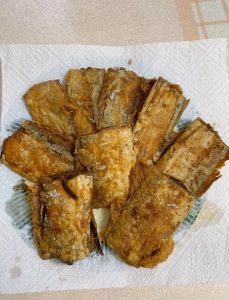 干炸带鱼的做法_葱姜腌带鱼，炸得香酥脆