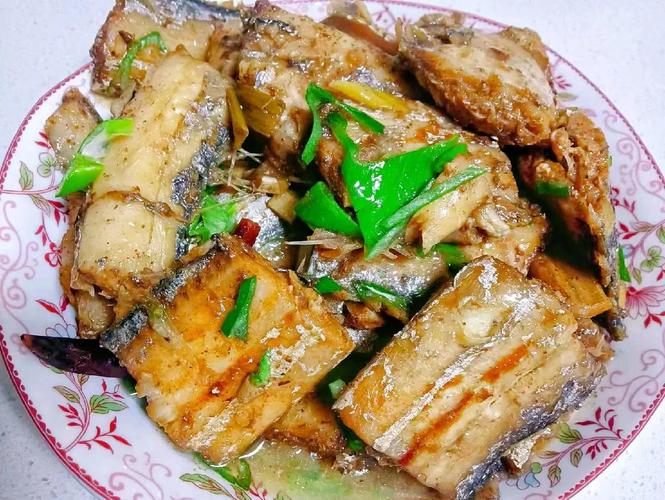 家常炖带鱼的做法_家常炖带鱼，外婆榨菜籽油更香！