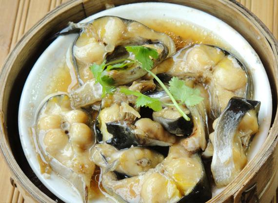 清炖鲶鱼汤正宗做法_清炖鲶鱼汤，葱蒜孜然香浓可口！