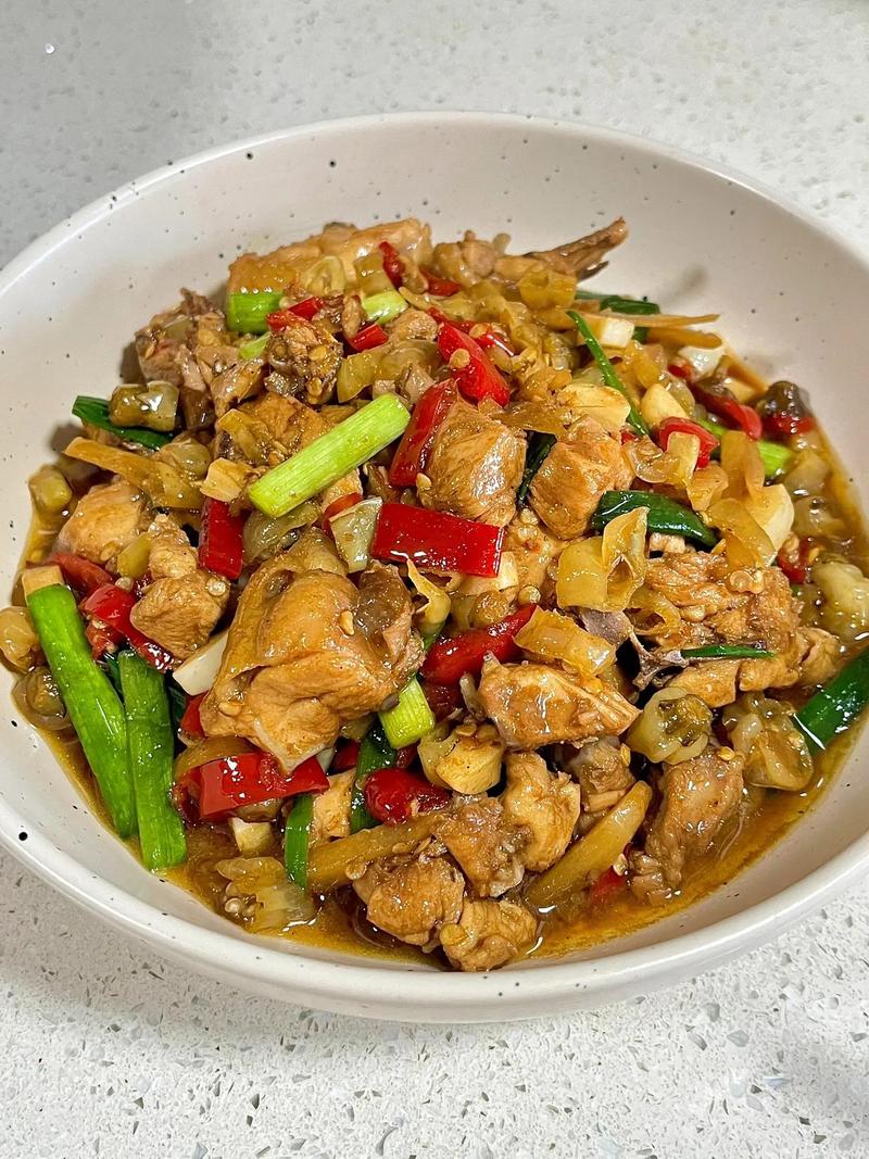 炒腊鸡的做法_腊鸡做法多，焯水炒制解咸味，下饭又美味！