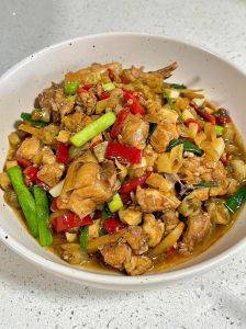 炒腊鸡的做法_腊鸡做法多，焯水炒制解咸味，下饭又美味！