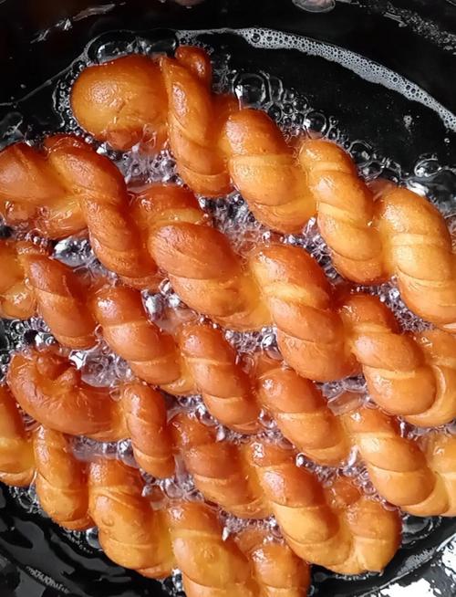 小麻花的做法_自制小麻花，咸香酥脆勾回忆！