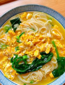 鸡蛋面条的做法_家常鸡蛋面，酸甜鲜香，简单美味！