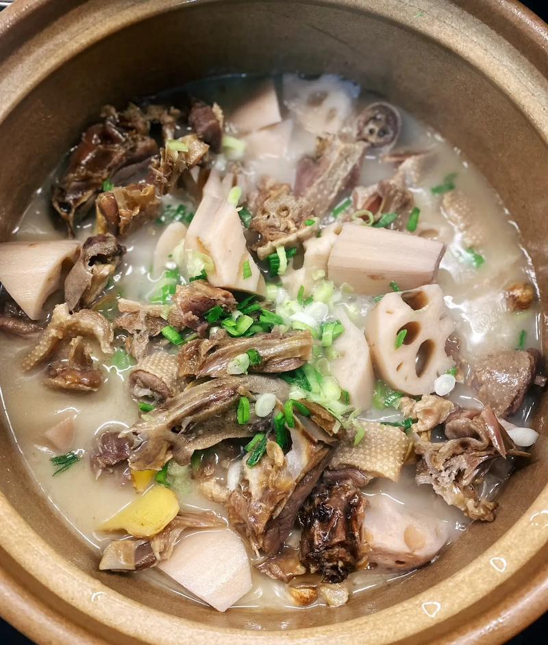 腊鸭焖藕的做法_家常美味，咸香适口！