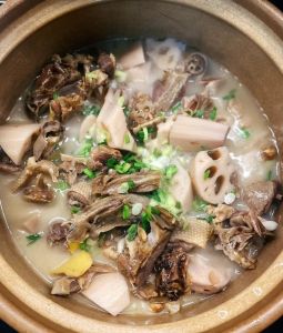 腊鸭焖藕的做法_家常美味，咸香适口！