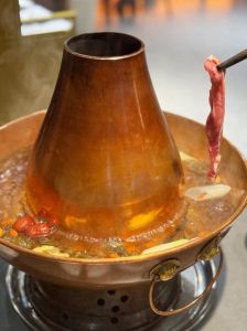 老北京铜锅火锅叫什么_老北京铜锅涮肉，手切羊肉配麻酱，暖心暖胃！