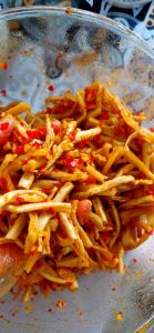 腌萝卜干的做法_白萝卜做萝卜干，辣椒真材实料晒出好味道