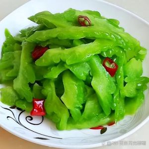 怎样去除苦瓜的白瓤_刮膜盐揉快焯锁清香