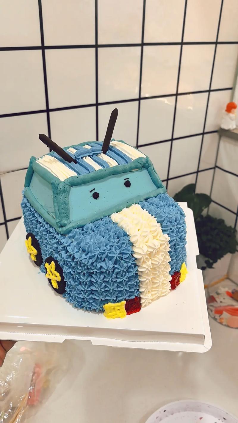 小汽车生日蛋糕的做法_戚风蛋糕小汽车蛋糕，奶油巧克力手工制作，庆祝分享快乐回忆