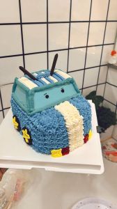 小汽车生日蛋糕的做法_戚风蛋糕小汽车蛋糕，奶油巧克力手工制作，庆祝分享快乐回忆