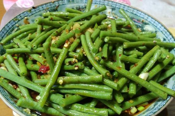 姜汁豆角的做法_鲜豇豆脆嫩做法，加盐醋麻油，好吃又健康！