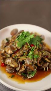 豉香辣炒蛤喇的做法_盐水泡花蛤，开水煮张嘴，红椒青椒爆炒，香辣下饭！