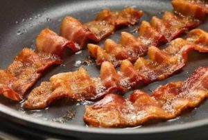 培根是什么肉做成的_培根做法多样，煎烤皆宜，但高脂高钠需注意！