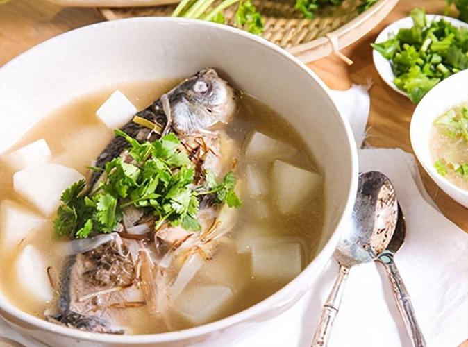 鲫鱼萝卜汤的做法_简单做法，鲜美不油腻