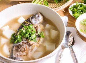 鲫鱼萝卜汤的做法_简单做法，鲜美不油腻