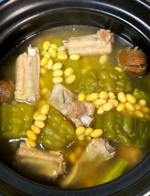 苦瓜排骨汤的做法_苦瓜香菇排骨汤，鲜甜不苦，滋补又美味