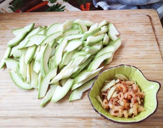 海米西葫的做法_香海米炒西葫芦，鲜美又快手！