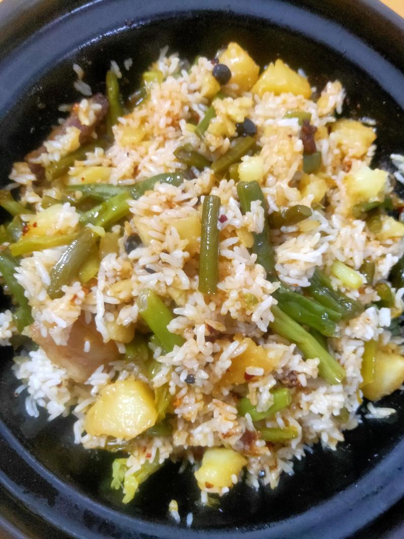 土豆焖饭的做法_炒土豆块，剩米饭铺上焖煮二十分钟