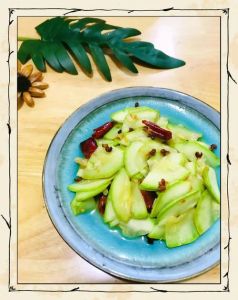 清炒菜瓜的做法_火候刀工是关键