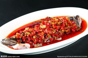 剁椒鸦片鱼头的做法_剁椒鱼头，鲜美不藏私，在家轻松做！