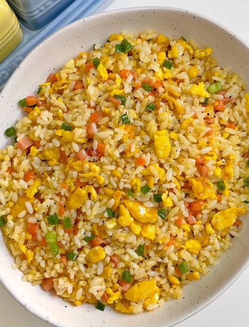 火腿炒饭的做法_火腿蛋炒饭，少水更香口！