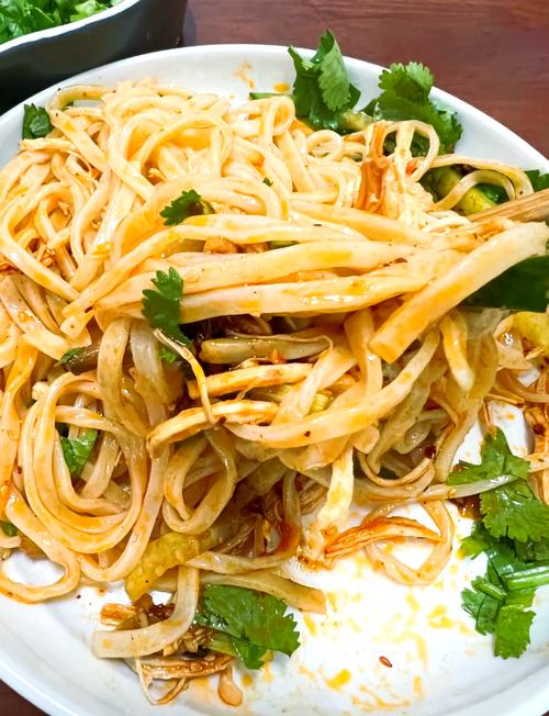 鸡丝面的做法_手撕鸡丝面，暖心又暖胃的家常美味！