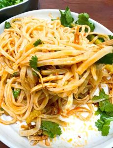 鸡丝面的做法_手撕鸡丝面，暖心又暖胃的家常美味！