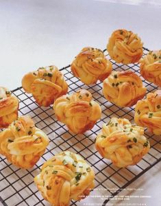 肉松手撕面包的做法_手撕肉松面包，松软可口，做法简单