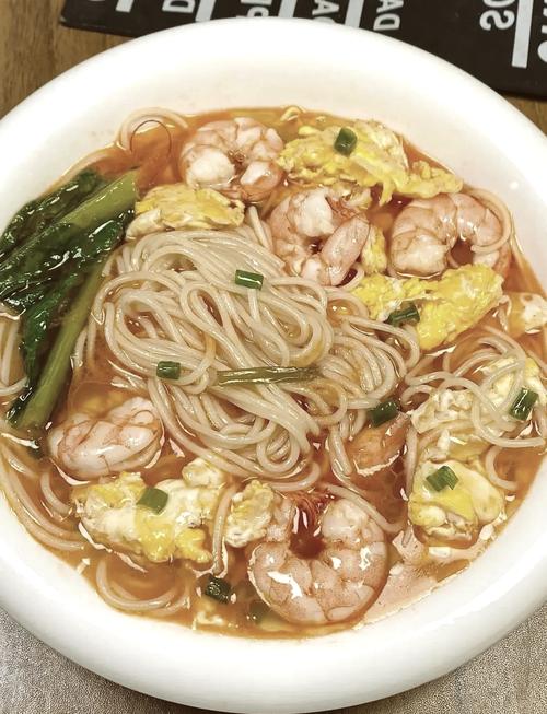 虾仁面的做法_鲜虾去壳去线，虾头熬油，煮面加料，青菜煎蛋点缀