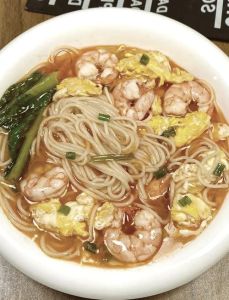 虾仁面的做法_鲜虾去壳去线，虾头熬油，煮面加料，青菜煎蛋点缀