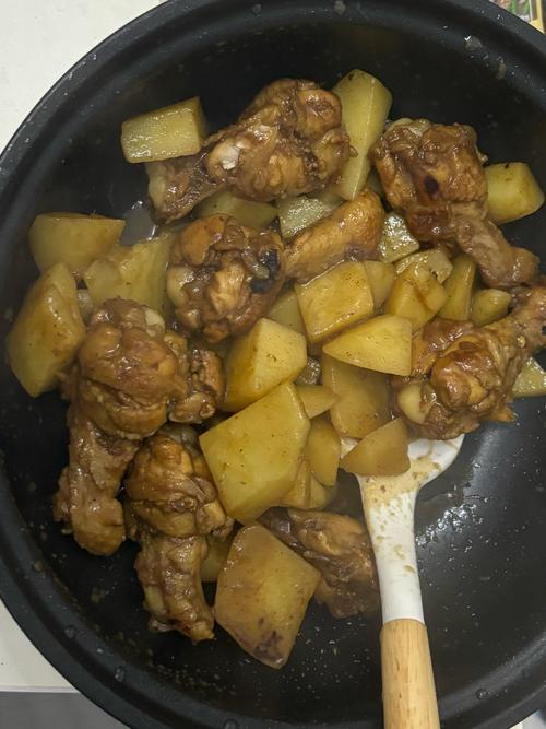 土豆烧鸡腿的做法_家常美味，简单又入味