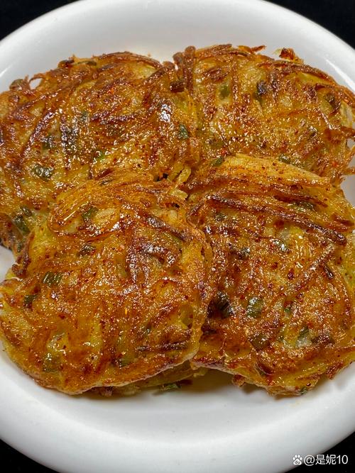 土豆丝饼做法 家常做法_外婆土豆丝饼，金黄酥脆，做法简单，美味营养！