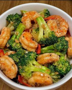 炒虾仁配什么菜合适_虾仁炒西兰花胡萝卜青椒芦笋 营养美味家常菜