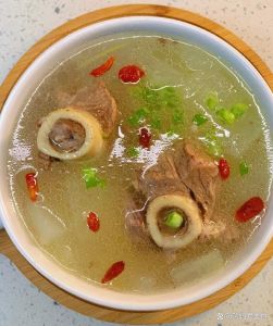 大骨汤的做法_熬大骨汤去腥技巧，鲜美营养