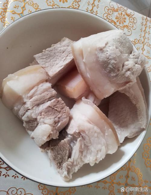 死猪肉煮熟了什么样_如何鉴别新鲜猪肉？看色闻味摸质感！
