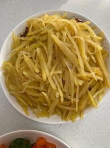 酸辣土豆丝要焯水吗_爽脆不粘锅酸辣土豆丝这样做